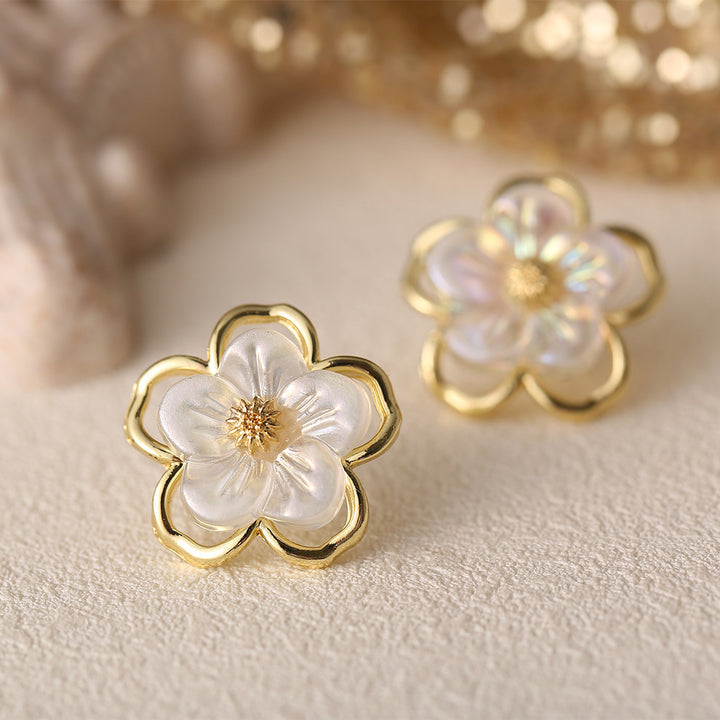 Aretes de Flor Blanco con Dorado